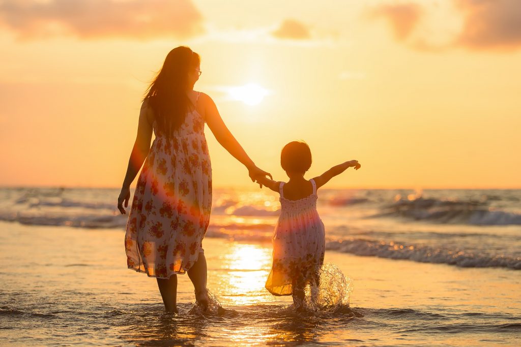 mère et enfant sur une plage oubliant les aspects ennuyeux